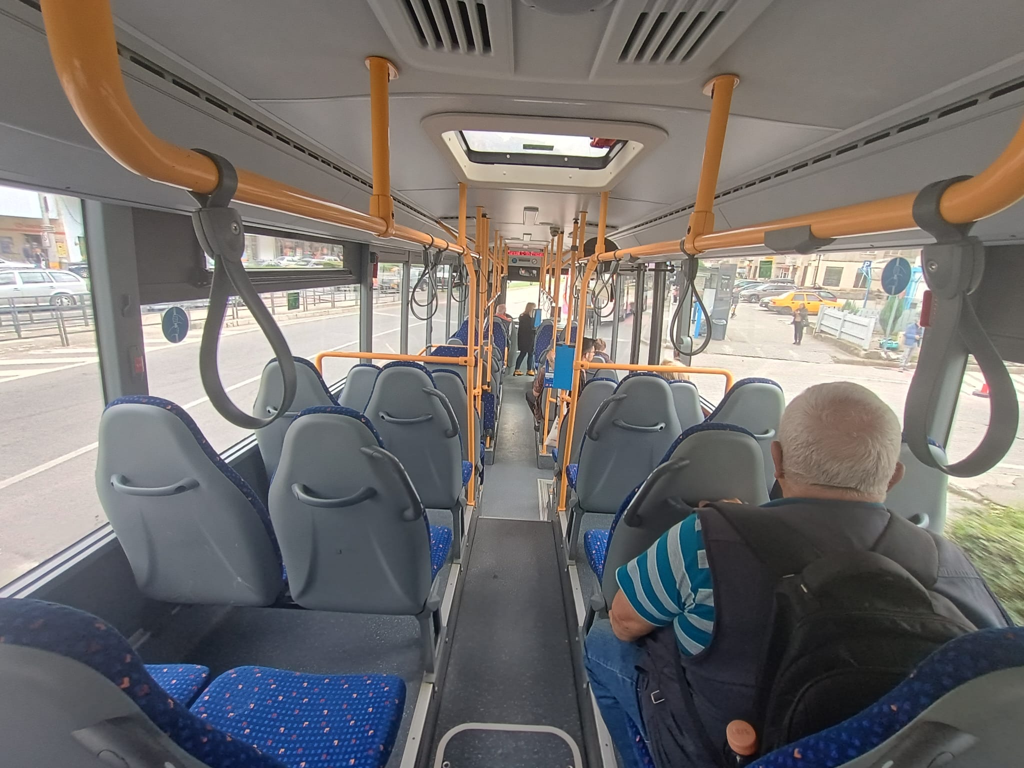 Șoferii stau în trafic și autobuzele circulă goale