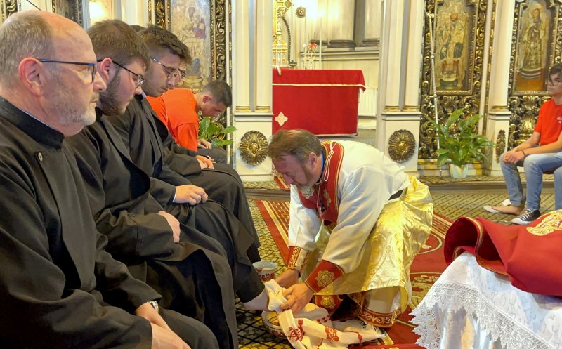Episcopul de Cluj-Gherla a spălat picioarele a 12 tineri seminariști
