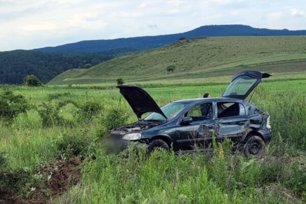 Șoferiță, în vârstă de 60 de ani, prinsă sub mașina pe care o conducea