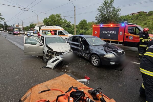 ACCIDENT GRAV pe B-dul Muncii. Bărbat transportat la spital