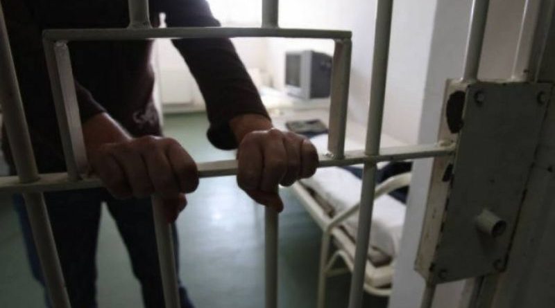 Tânăr arestat după ce a "prăduit" un magazin de alcool din Gherla
