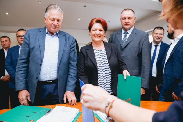 Liberalii din Apahida huiduiți de localnici. ”Zece ani nu ați știut de noi!” VIDEO