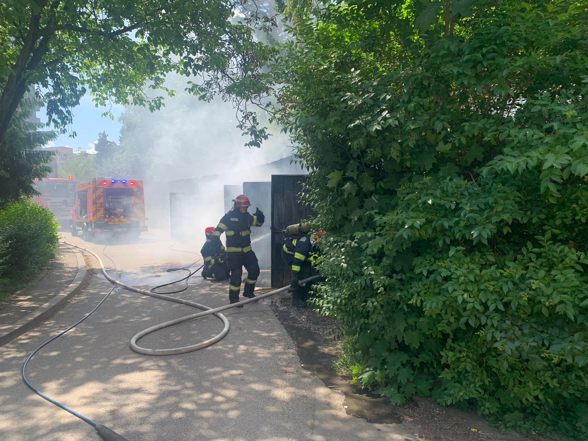 Două garaje cuprinse de un incendiu în Gheorgheni
