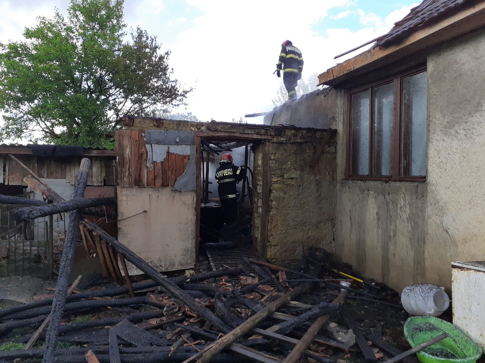 Incendiu provocat de un trăsnet la o casă din Cornești