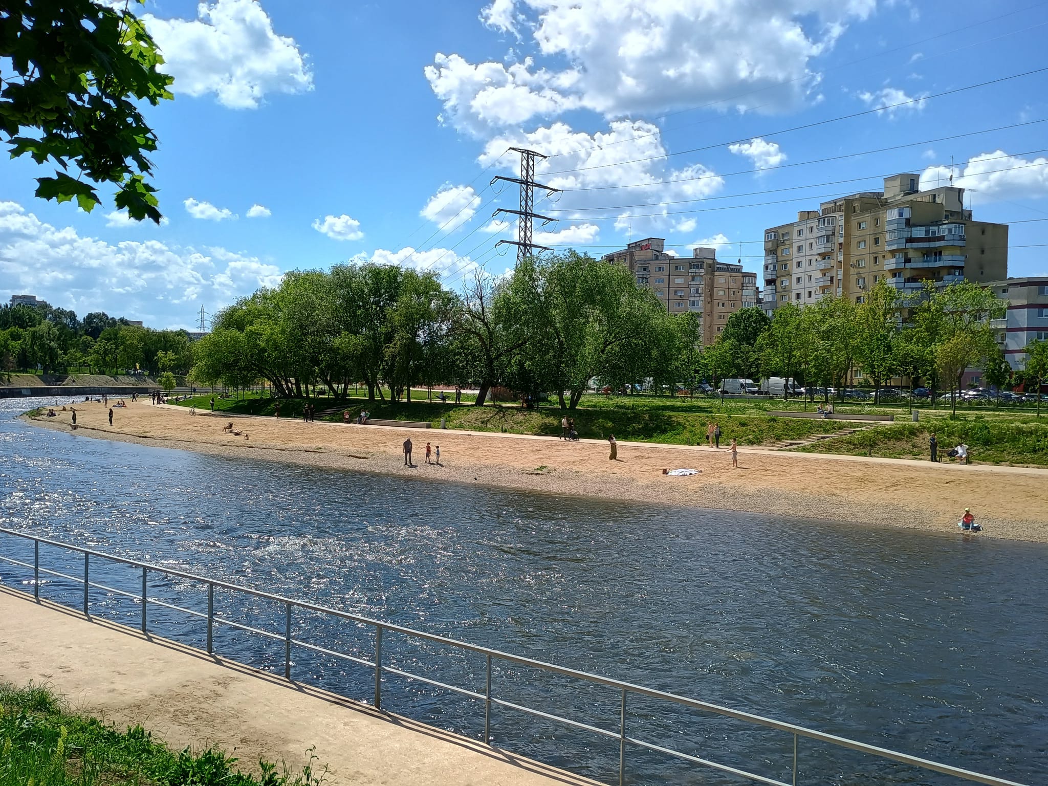 Boc le bate obrazul clujenilor care aruncă țigări pe plaja din Grigorescu