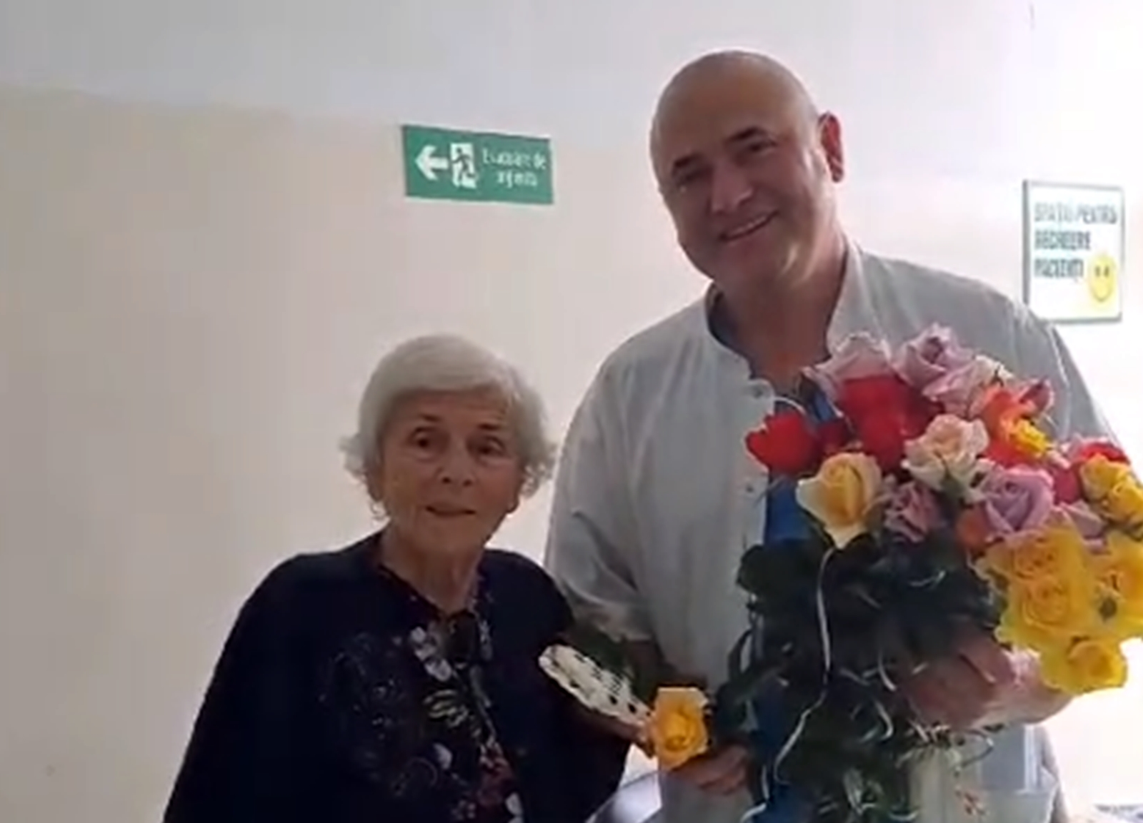 Medicul Igor Cojocaru și pacienta de 95 de ani.