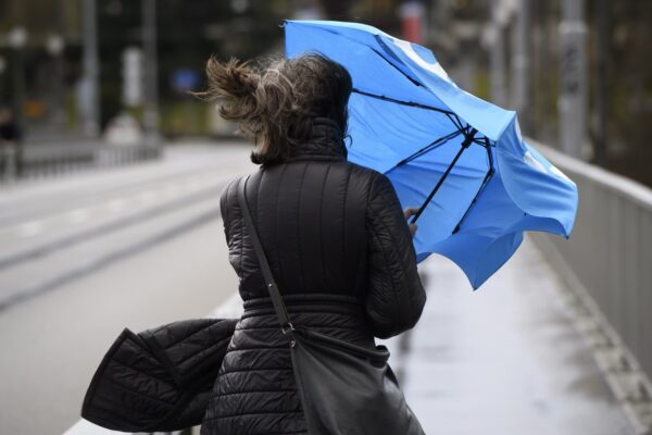 Revin ploile și vântul la Cluj. Avertizare meteo