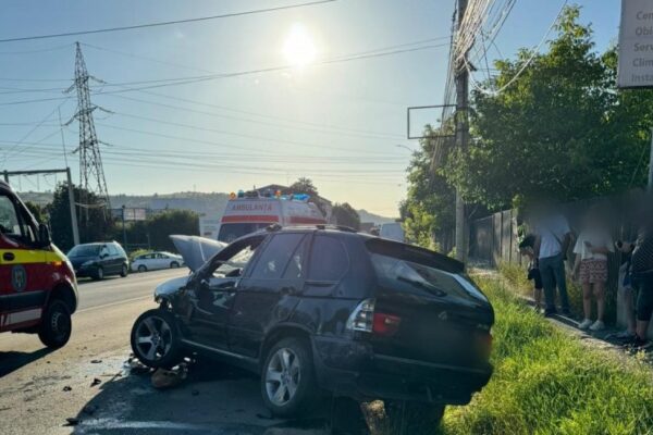 Șofer rupt de beat a intrat cu mașina într-o pasarelă
