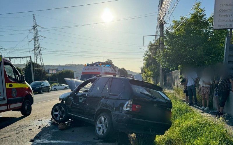 Încă un șofer rupt de beat a intrat cu mașina într-o pasarelă de beton