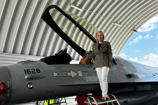 Tur privat pentru politicienii din PNL la Baza de la Câmpia Turzii. Maria Forna a inspectat un F16