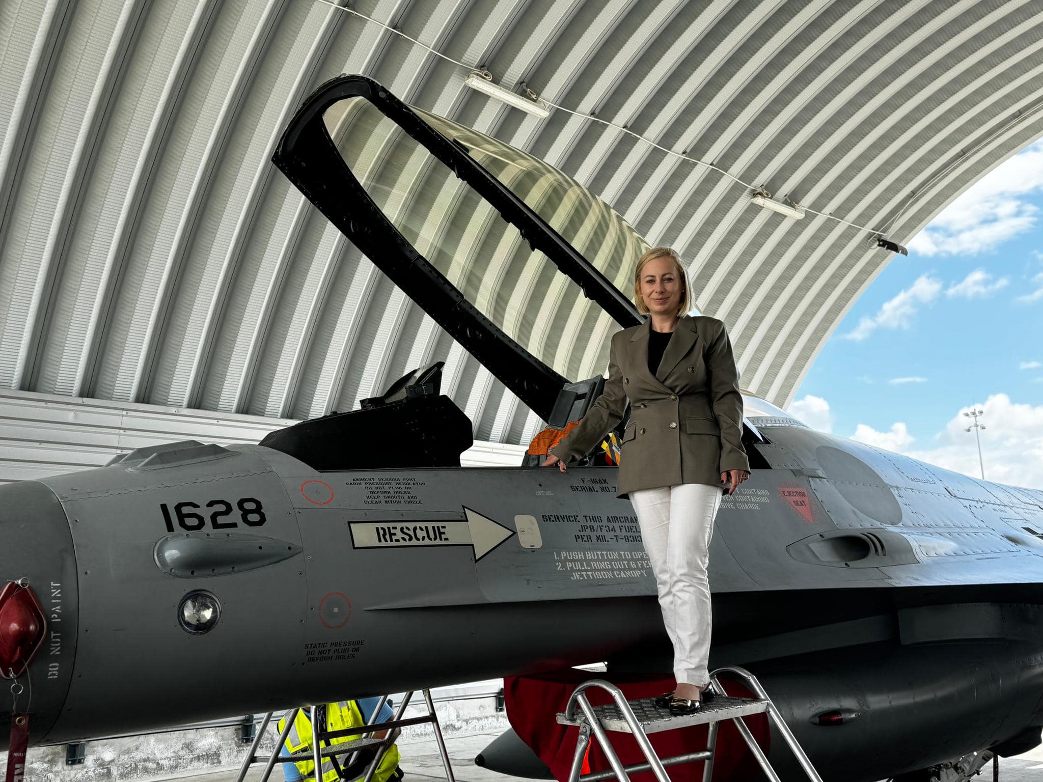 A ajuns Maria Forna să inspecteze F-16