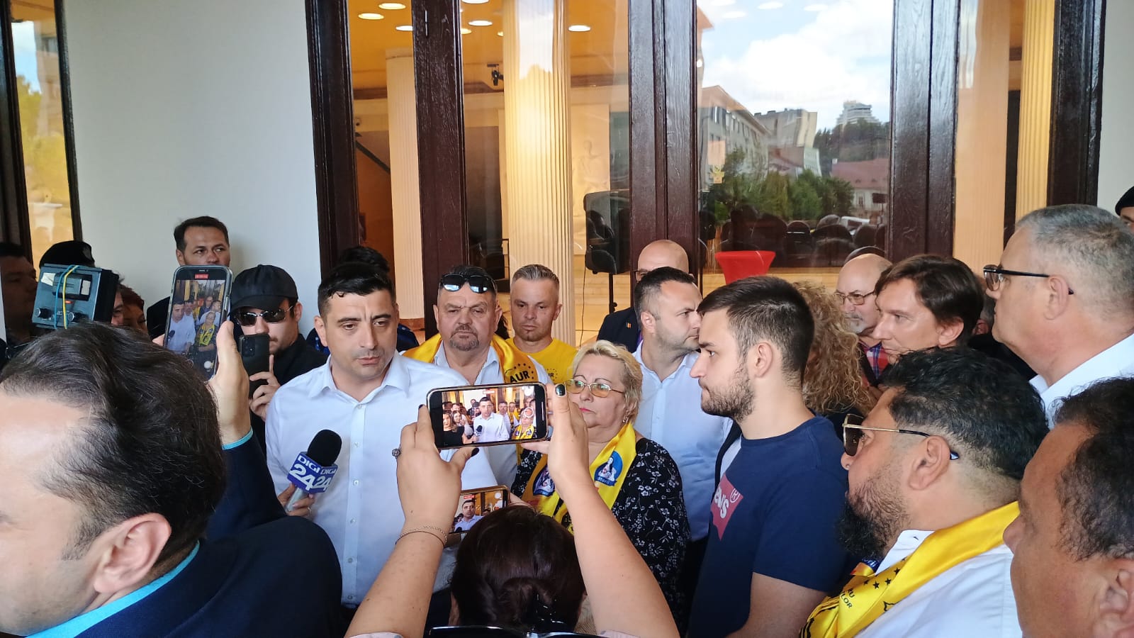 PSD Cluj s-a speriat de o mână de protestatari AUR