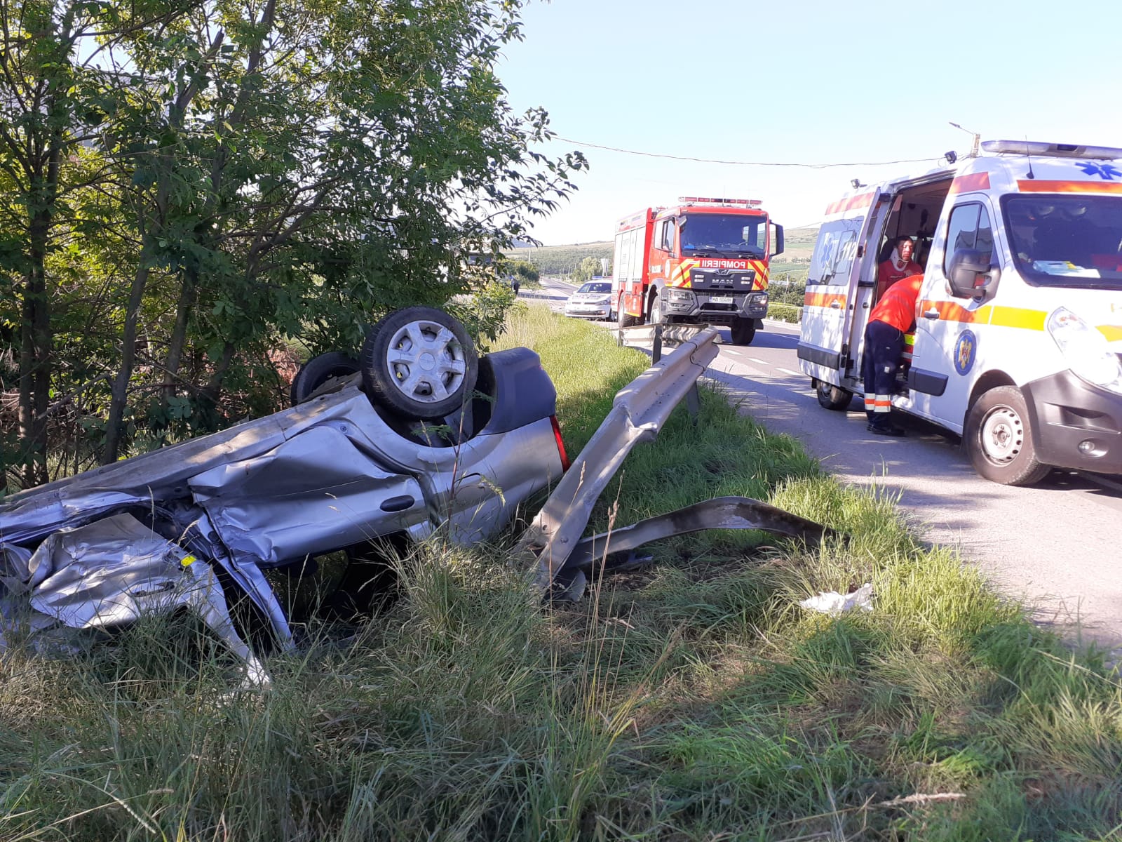 Doi bărbați s-au răsturnat cu mașină în Bunești