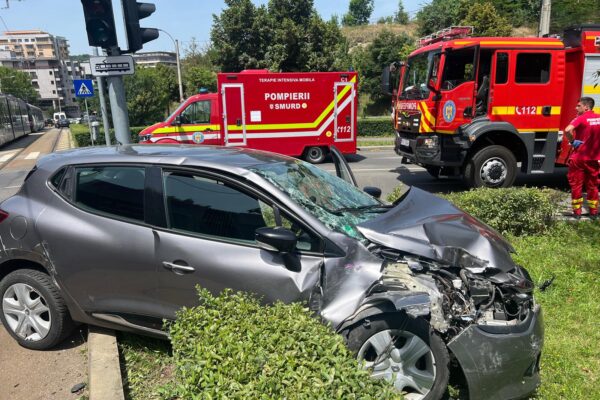 Accident între o mașină și un tramvai în Plopilor