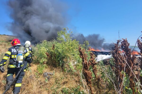 INCENDIU violent la o casă din Câmpenești