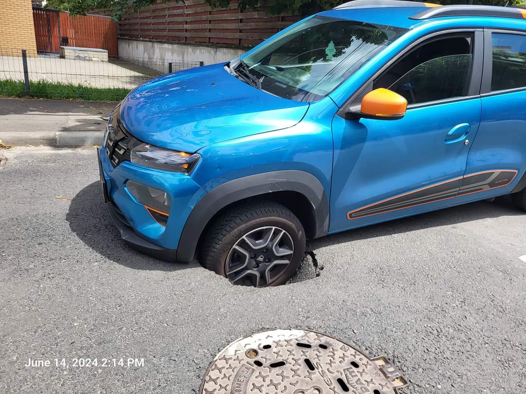 Un șofer și-a distrus mașina într-o groapă din Cluj-Napoca