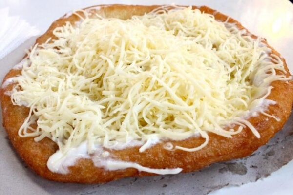 Mai există și langos la un preț decent în centrul Clujului