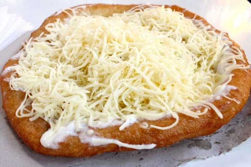Mai există și langos la un preț decent în centrul Clujului