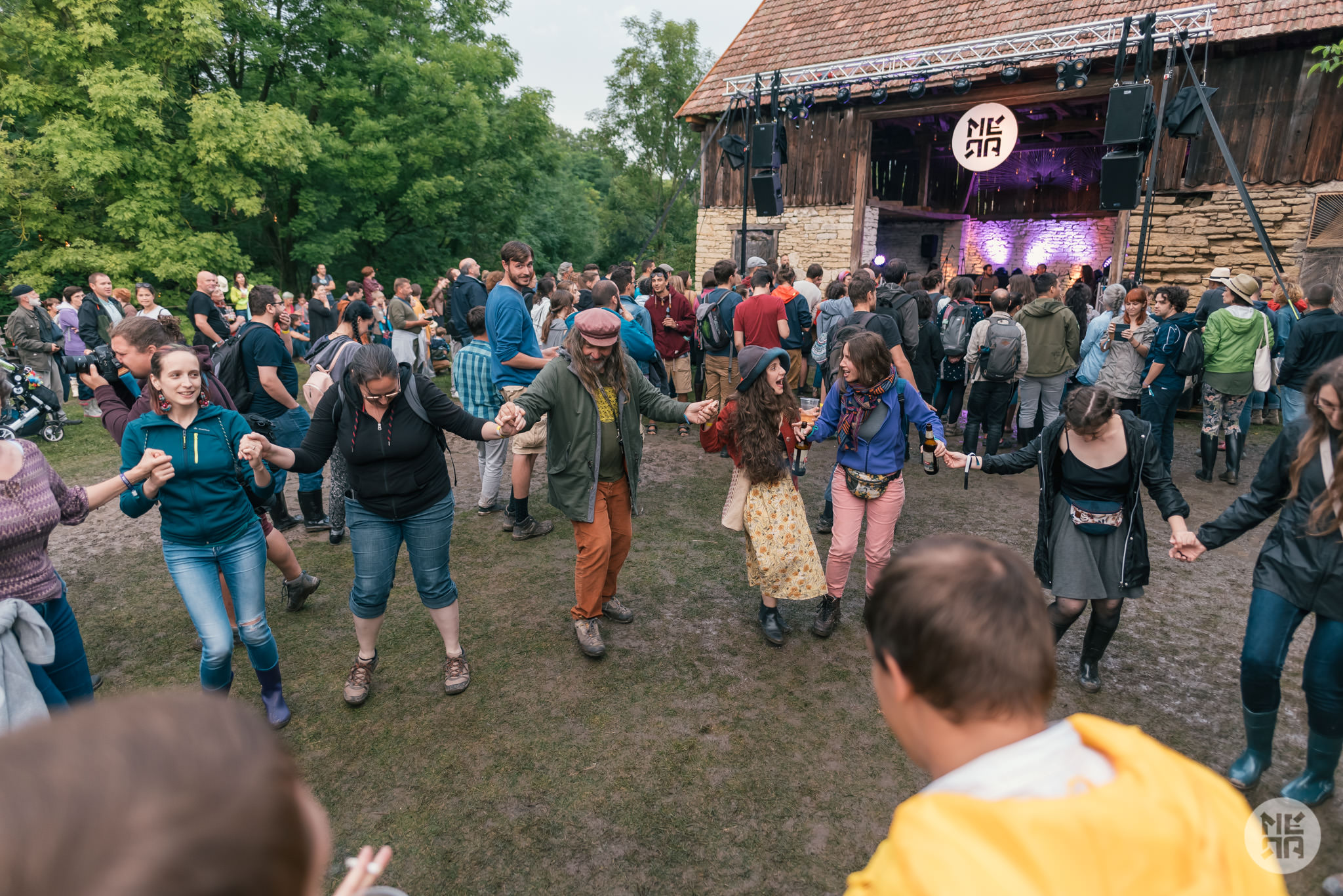 Cine va urca pe scena festivalului din șură Mera World Music?
