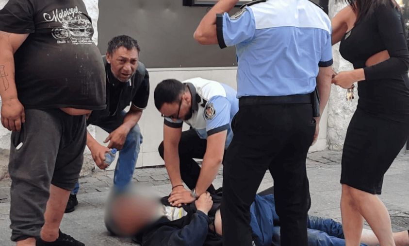 Agentul Teglașm în timp ce aplica manevrele de resuscitare