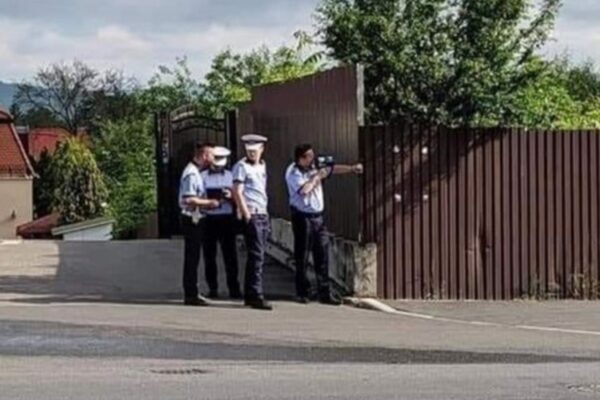 Patru polițiști clujeni vânează șoferi, fiind ascunși după garduri. Adevărul despre această fotogrtafie