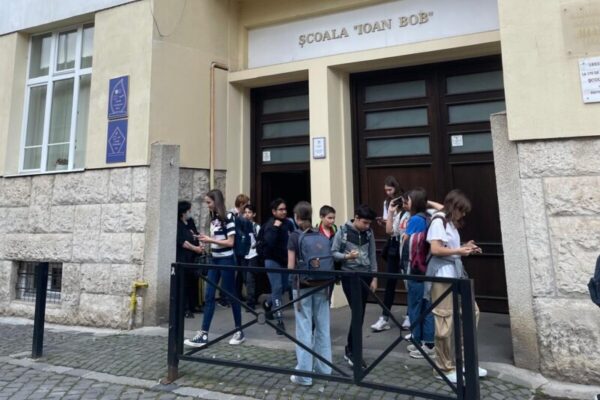 Jos pălăria Școlii Gimnaziale „Ioan Bob”. Gest de mare omenie