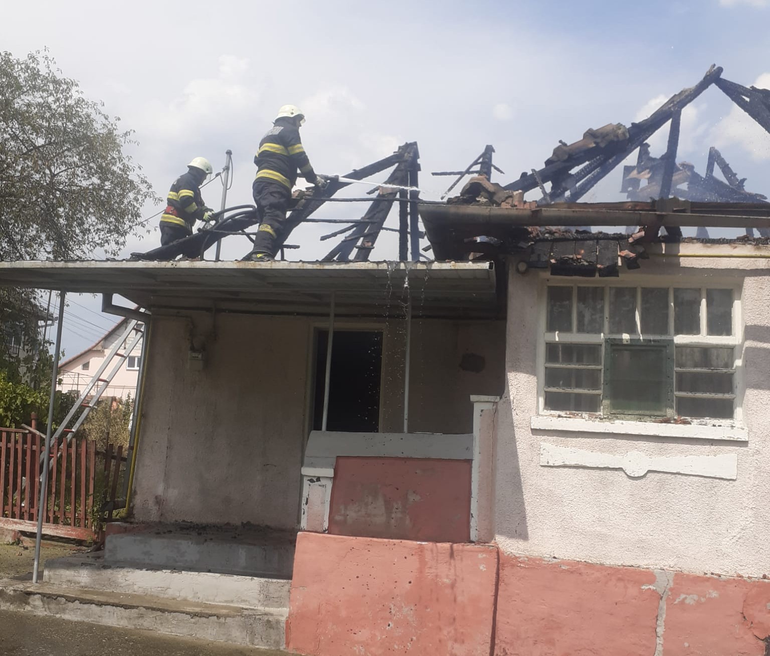 Acoperișul unei case a ars la Săndulești