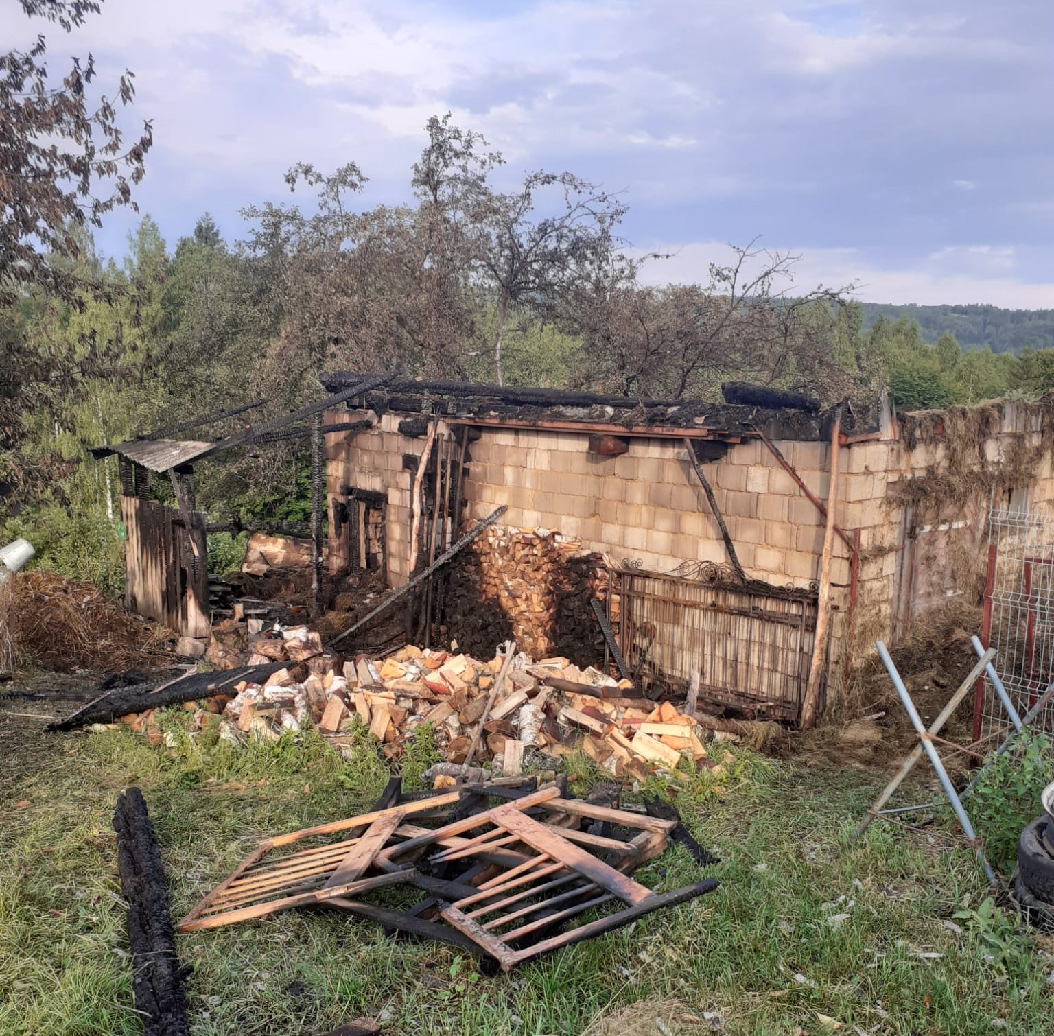 Adăpost de animale distrus de incendiu