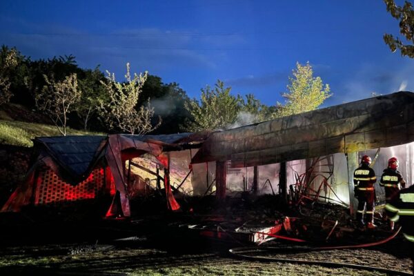 Cabană mistuită noaptea trecută în Cluj-Napoca