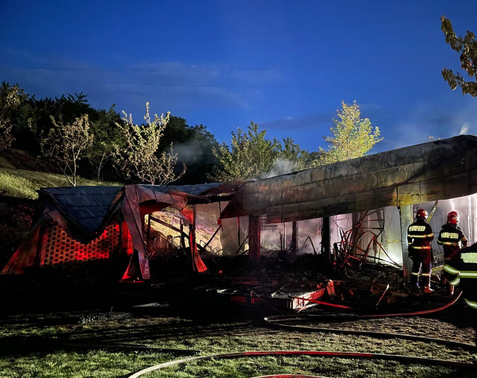 Cabană mistuită noaptea trecută în Cluj-Napoca