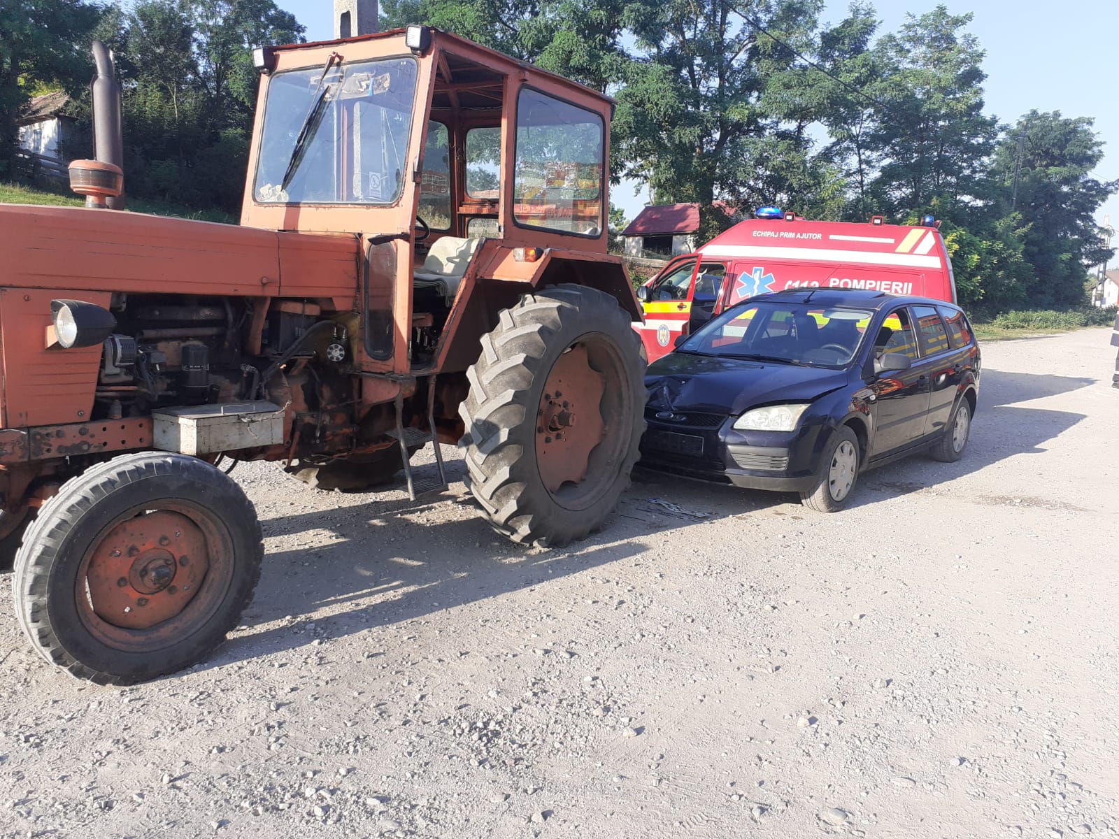 ACCIDENT între o mașină și un tractor la Aruncuta