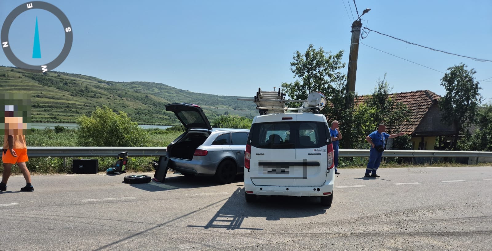 O femeie și un copil transportați la spital după un accident la Geaca