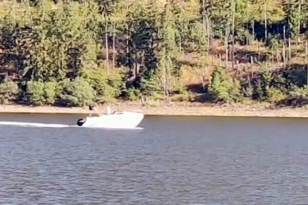 Barcă cu motor termic pe lacul de la Beliș. Șmecherul ar trebui căutat de poliție