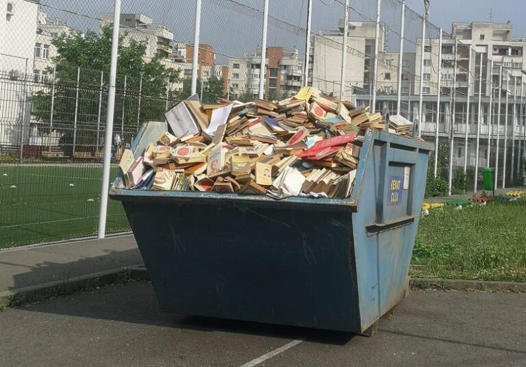 Sute de cărți aruncate la gunoi