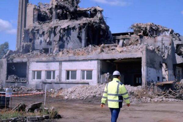 A început ”dezmembrarea” fostei fabrici Carbochim. Cei de la Iulius vor să construiască un mall