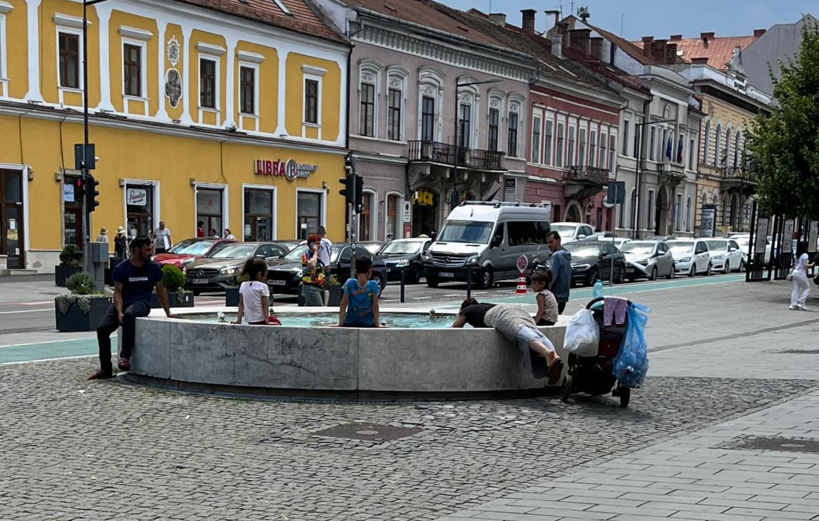 Tineri surprinși scăldându-se în fântâna arteziană de pe Eroilor