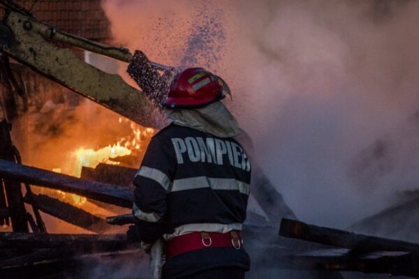 Au fost demarate cercetări în cazul incendiului din Liteni, în urma căruia sute de porci au fost arși de vii