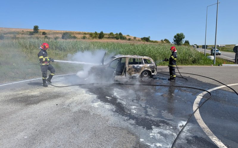 O mașină distrusă complet în Căpușu Mare după ce a luat foc