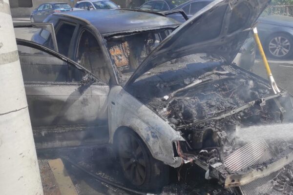 Autoturism distrus de un incendiu la Turda. Au intervenit pompierii