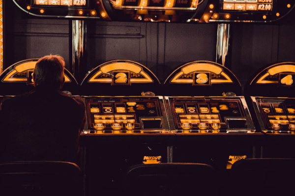 Istoria aparatelor de sloturi: de la primele dispozitive, la popularitate globală