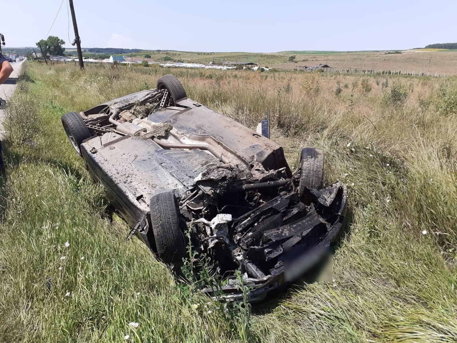O mașină s-a răsturnat între Iclod și Livada