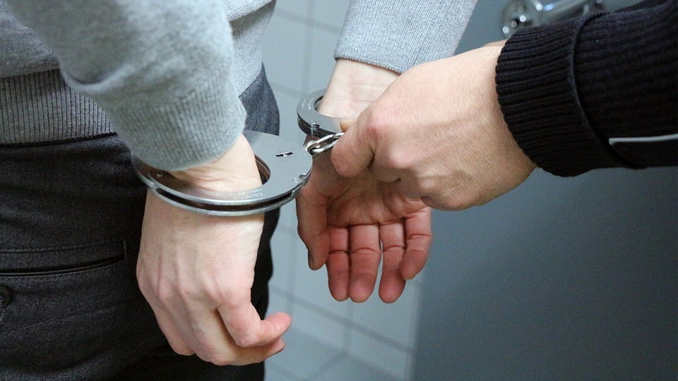 Tânăr reținut pentru viol după încălcarea ordinului de protecție și agresiune