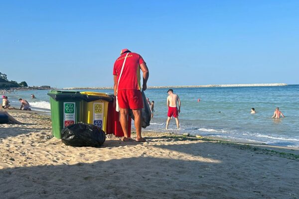 Povestea salvamarului care adună o mică avere din peturi refolosibile