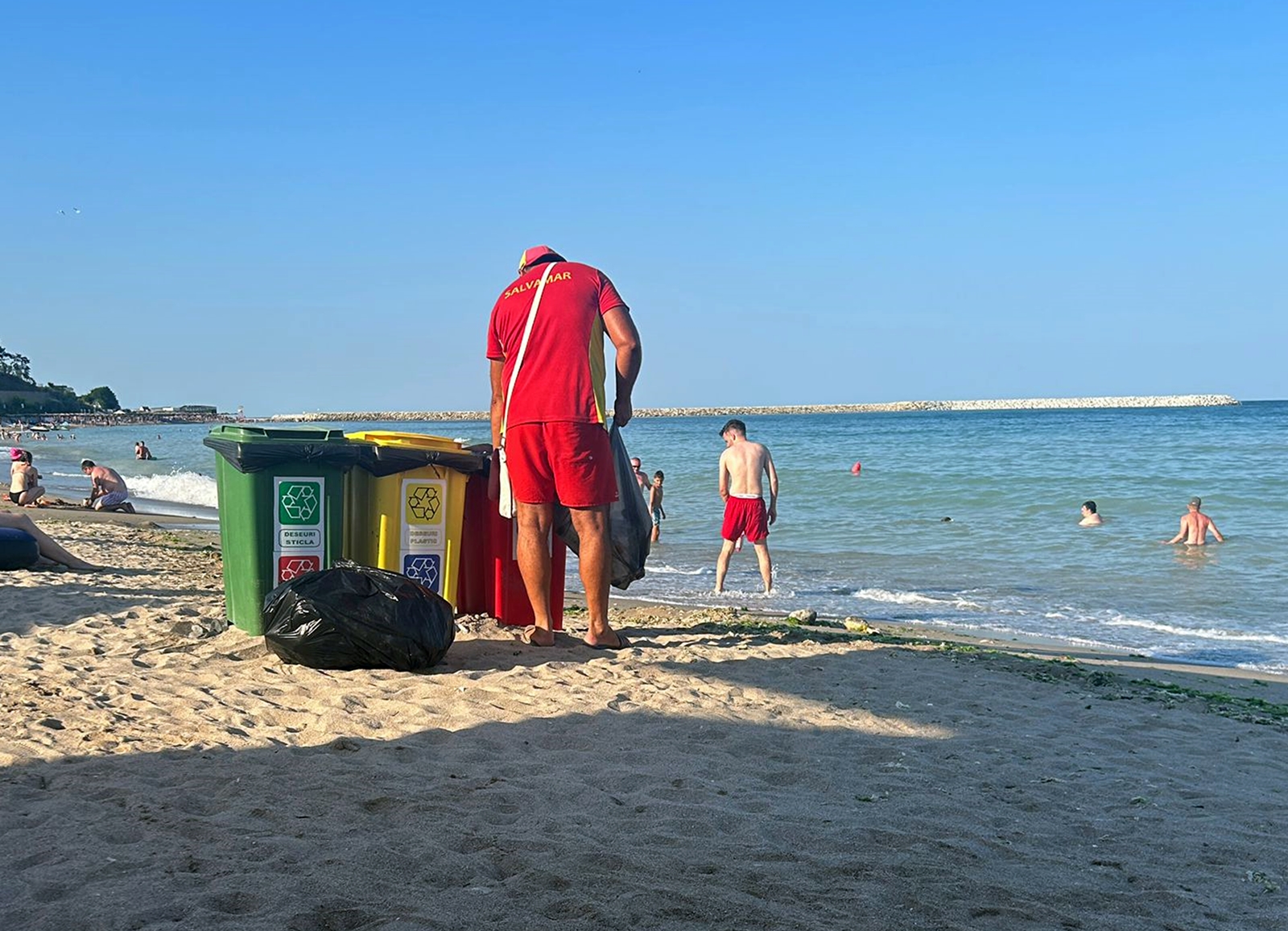 Nea Petrică salvamarul adună o mică avere din peturi