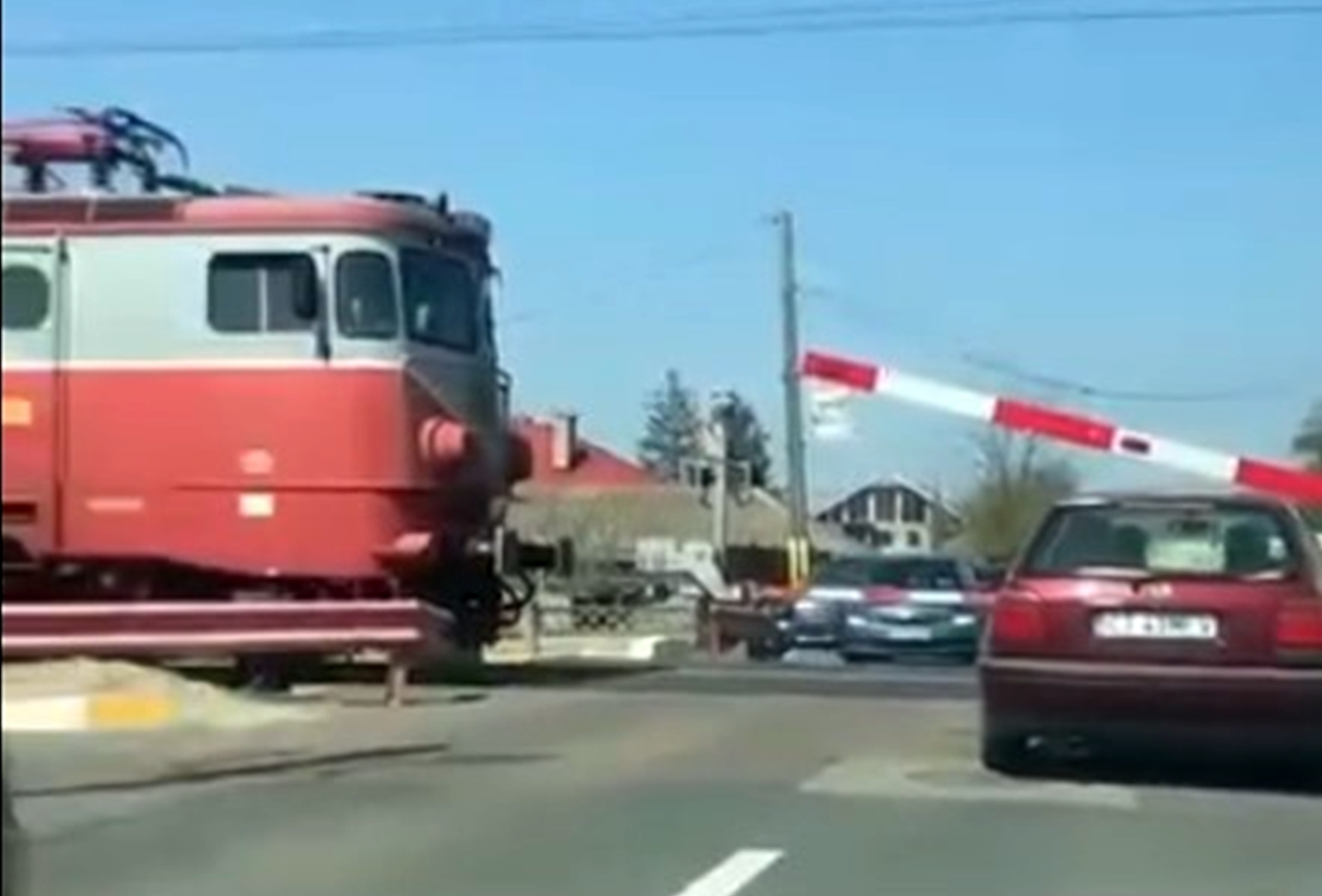 Trenul a oprit la bariera