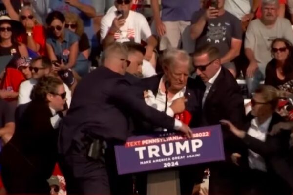 Tentativă de asasinat asupra lui Donald Trump. Fostul președinte a fost rănit la ureche. Trăgătorul și o persoană din public au decedat