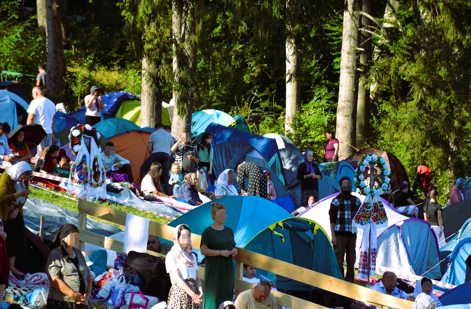 Mănăstirea se transformă într-un mare camping