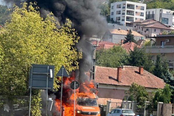 Autoutilitară încărcată cu mobilier a luat foc lângă Tăietura Turcului