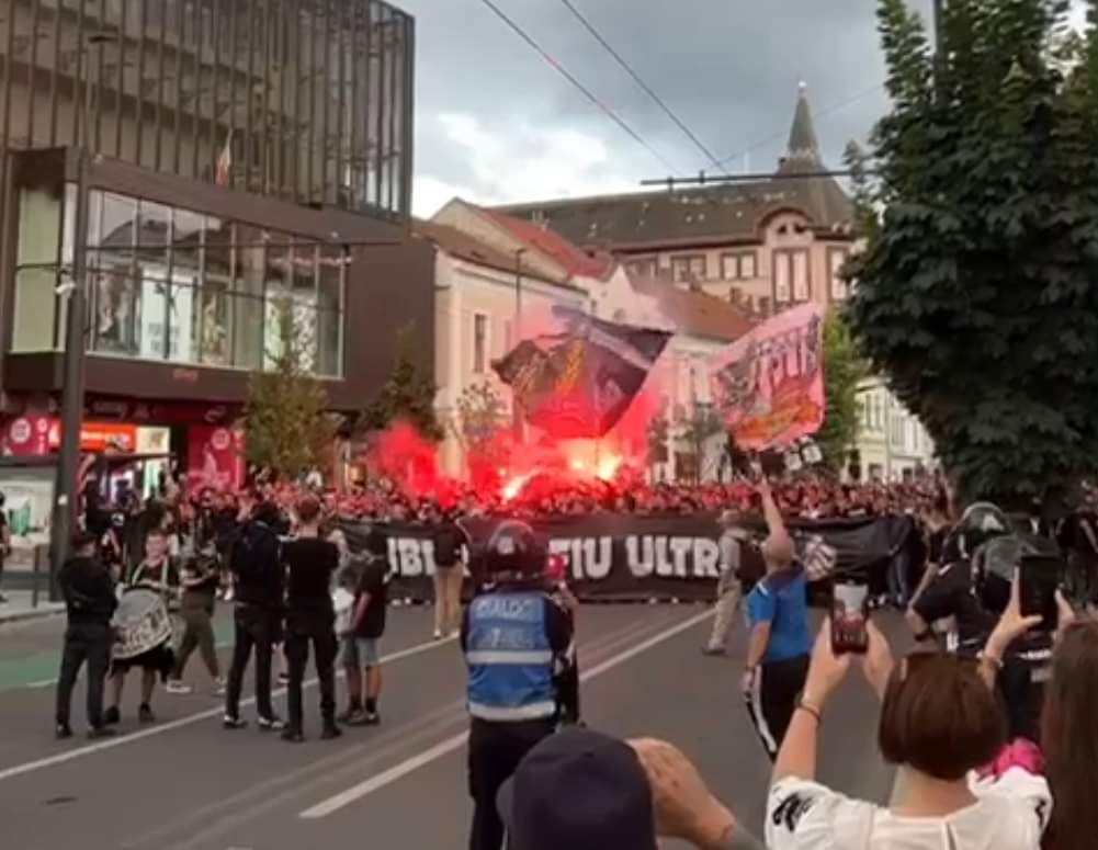 80000 de fani ai lui U Cluj în mars pe străzile Clujului