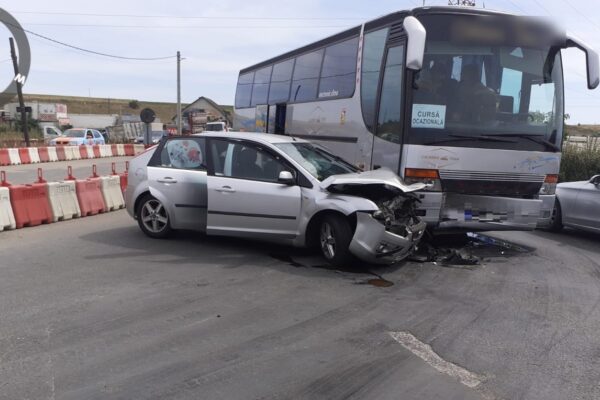 Accident grav lângă Turda. În autocar se aflau 30 de copii